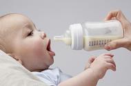 喂孩子奶粉先兑水还是先放奶粉（先放奶粉后放水可以给婴儿吃吗）