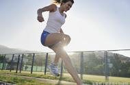 每天慢跑30分钟一个月（每天跑步30分钟一个月能减多少）