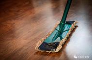 木地板可以用湿拖把拖吗（复合木地板开缝恢复小窍门）