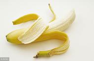 香蕉皮的13种神奇功效（香蕉皮泡水适合浇什么花）