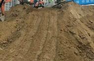 挖机修下坡的方法和技巧（挖机下长陡坡时的正确操作方法）