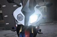 摩托车为什么只有一个车灯亮（摩托车有的为什么启动后大灯才亮）