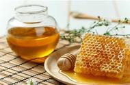 蜂蜜上面一层蜡一样的渣子（蜂蜜表面有一层厚厚黄色的膏状物）