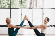 55岁女人适合练瑜伽吗（55岁以上的女人适合练瑜伽吗）
