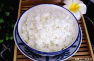 大米饭可以加热水吃吗（刚做出的大米饭泡水吃好吗）