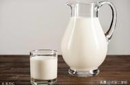 纯牛奶在什么时间喝会对皮肤更好（每天喝纯牛奶对皮肤有什么好处）