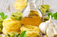 橄榄油能和食用油一起用吗（橄榄油能和其他油混在一起吃吗）