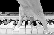 钢琴简单的和弦弹奏方法（最基础钢琴和弦怎么弹左手的）
