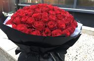 求婚时需要多少玫瑰花瓣（求婚一般几朵玫瑰花）