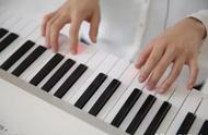 弹钢琴必须掌握的六种指法（弹钢琴正确的手型和指法）