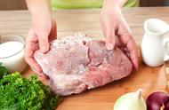 解冻一半的肉怎么处理（已经解冻的肉怎么去里面的水）