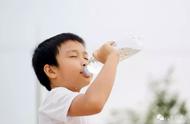 幼儿喝水正确方法（幼儿喝水的正确步骤）