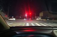 手动挡车遇到红绿灯时候怎么减速（手动挡的车遇到红绿灯怎么处理）