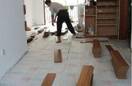 地上有水管和线管怎么铺木地板（房间地面有电线管怎么安装木地板）