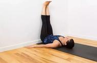 瑜伽垫靠墙的减肥动作（减肥初学者训练瑜伽垫）