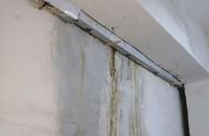 伸缩缝漏水渗到房间墙面怎么解决（伸缩缝两侧为什么会漏水）
