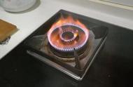 煤气灶为啥是红色的火（煤气灶的火为何是红色的）