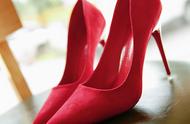 女人穿红色鞋底高跟鞋代表着什么（女生穿红底高跟鞋意味着什么）