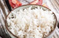 电饭锅蒸米饭总是有锅巴（电饭锅蒸米饭米和水的比例是多少）