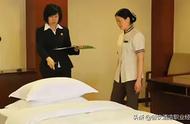 客房服务员铺床单标准（客房服务员是怎么铺床单被罩的）