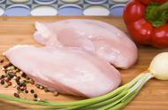 买的冷冻鸡胸肉为什么表面泛白（冷冻鸡胸肉发白能吃吗）