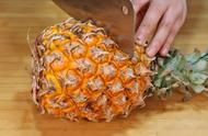 卖菠萝的都是怎样削皮的（菠萝怎么削皮最简单只有刀子）