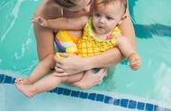 婴儿游泳的好处与弊端都是什么（多大婴儿游泳的好处与弊端）
