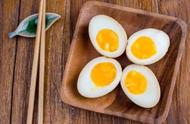 煮的鸡蛋放冰箱怎么保存（煮熟的鸡蛋怎么能放冰箱里保存）
