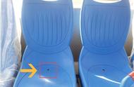 为什么公交车上的座位有一个小孔（公交车上的座椅的孔有什么用）