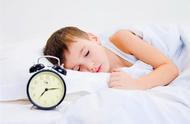 上小学的孩子睡懒觉有好处吗（家长睡懒觉对孩子有什么坏处）