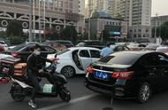 十字路口停车下客怎么处理（十字路口红绿灯停车下客怎么处理）