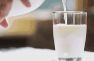 怎么分辨脱脂牛奶和高脂牛奶（脱脂牛奶和全脂牛奶哪种更好）