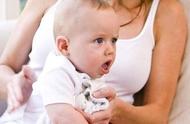 四个月宝宝嘴里吐泡泡是肺炎吗（四个月的婴儿吐泡泡是肺炎吗）