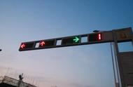科目三考试正确的转弯过红绿灯
