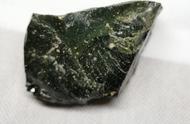橄榄绿玻璃陨石特征（星光橄榄绿玻璃陨石图片）