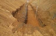 挖机挖沟带坡技巧（挖机挖直线沟两边带坡操作技巧）
