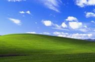 电脑 蓝天绿草（电脑只有蓝天白云的图片）