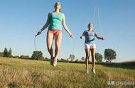 跳跳球甩脚可以减肥吗（跳绳和绳球哪个更能减肥）