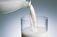 睡觉前一杯纯牛奶有什么副作用吗（睡前喝一盒纯牛奶好吗）