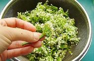 腌韭菜花一斤放多少盐合适（腌韭菜花放很多盐还是酸为什么）