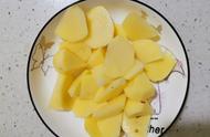 排骨炖酸菜土豆的做法（排骨炖酸菜好吃还是炖土豆好吃）