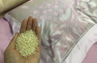 大米放在枕头底下有助于睡眠（大米放在卧室里对人睡觉有影响吗）