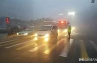 下雨天开车高速上有雾怎么办（下雨天高速开车玻璃起雾怎么办）