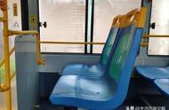 公交车的座椅上为啥有个洞（公交车凳子上为什么有个洞）
