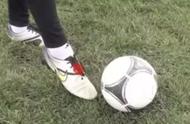 足球用脚的哪个部位射门（足球是用脚哪里射门）
