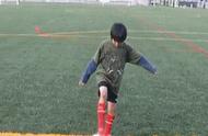 儿童足球原地单脚揉球教学（儿童足球基础训练5岁踩球）