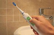 正确的电动牙刷刷牙方法步骤图（怎样使用电动牙刷正确的刷牙）
