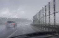 下雨天怎么保证行车安全（下雨后怎么控制行车安全）