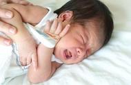 新生儿一直哭闹不睡觉是怎么了，新生儿为什么晚上一直哭闹不睡觉