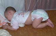 九个月宝宝睡觉爬起来跪着（9个月宝宝自己跪趴着睡）